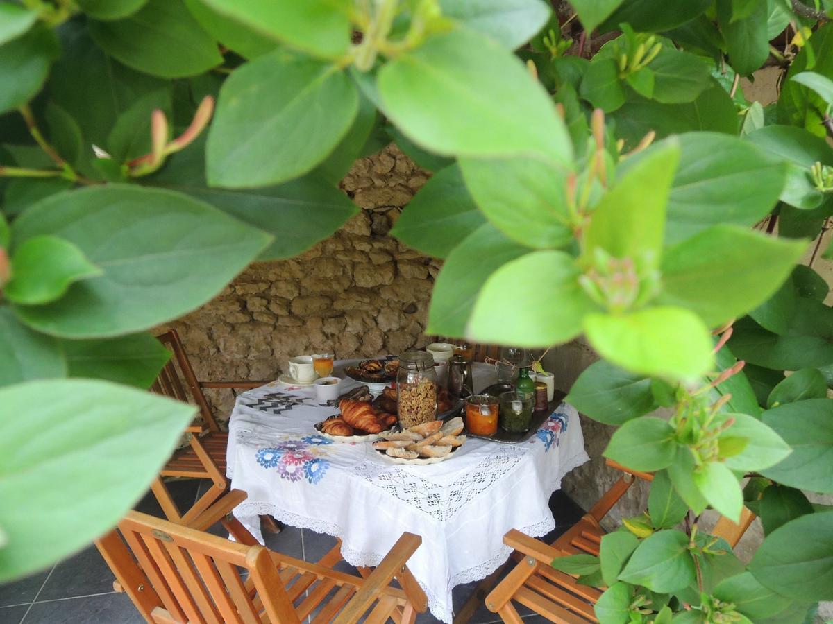 Maison D'Hotes "Les Volets Verts" Et Sa Brocante Ecueille 외부 사진
